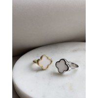 Кольцо в стиле Van Cleef с белой керамикой